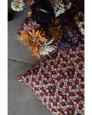 Zoom bild av Kudde Kuddfodral Bibbi Rosa Jacquardvävd Blommotiv Fondaco Miljöbild