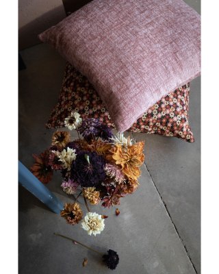 Zoom bild av Kudde Kuddfodral Bibbi Rosa Jacquardvävd Blommotiv Fondaco Miljöbild